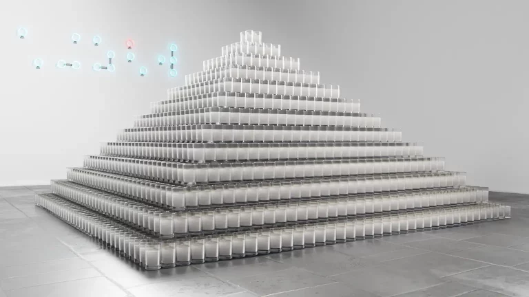 Projekt składa się ze szklanek wypełnionych mlekiem i ułożonych niczym szampańska piramida