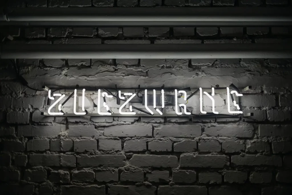 Neon Zugzwang na ścianie Galerii Dwie Lewe Ręce w Katowicach